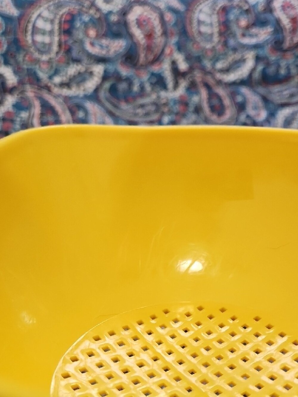Small Tupperware Strainer - Picture 6 of 6